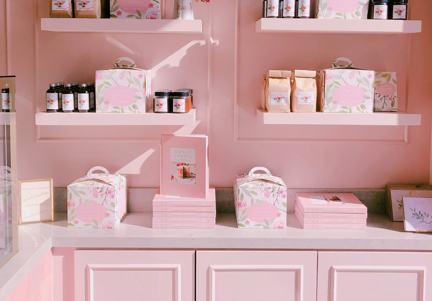 Rosa Shop-Produkte auf Regalen