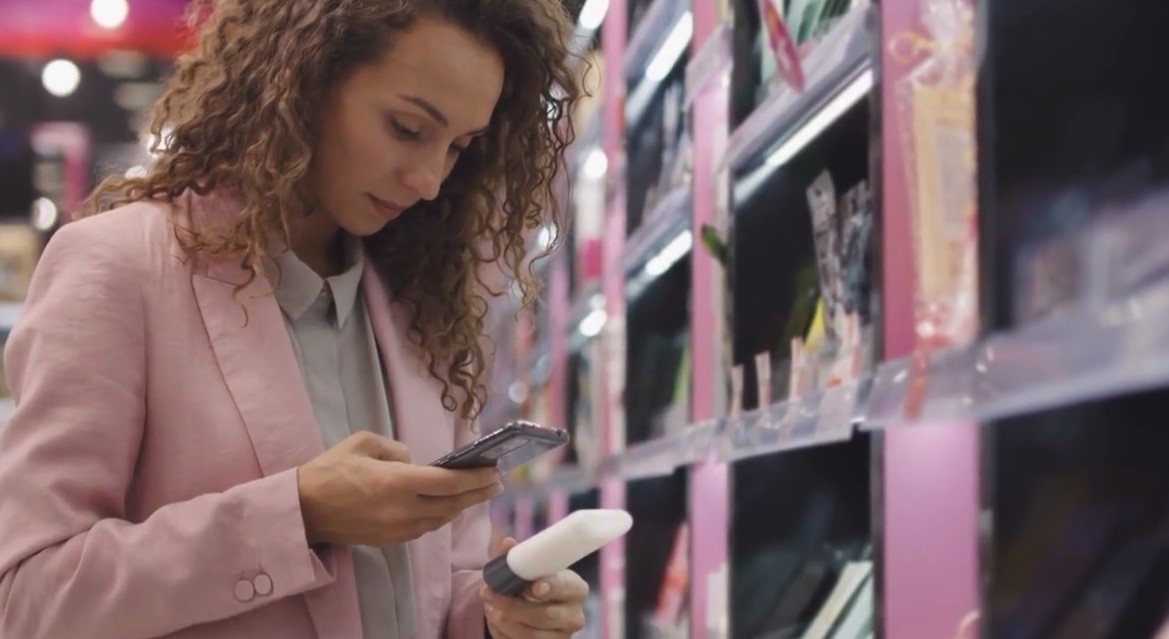 Kunde scannt QR-Code im Supermarkt